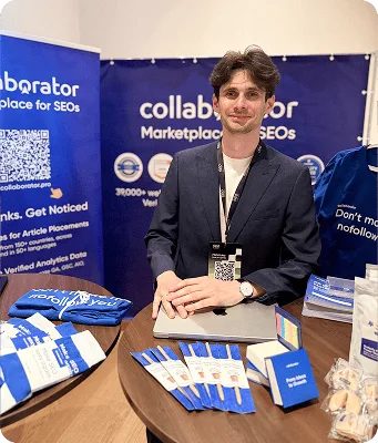 Współzałożyciel Collaborator na firmowym stoisku podczas Baltic-Nordic SEO Summit 2026.