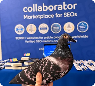 Maskotka gołębia odpoczywająca na broszurach Collaborator na stoisku podczas Croatia SEO Summit.