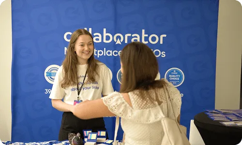 Przedstawiciel Collaborator rozmawiający z uczestnikiem na stoisku podczas Croatia SEO Summit.