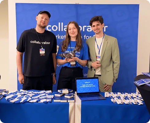 Członkowie zespołu Collaborator pozujący na stoisku podczas Croatia SEO Summit.