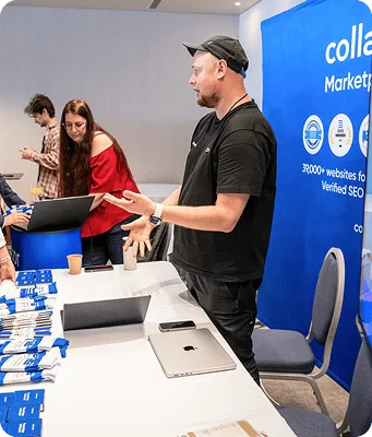 Przedstawiciel Collaborator rozmawia z uczestnikami Digital Marketing Europe 2026 o SEO.