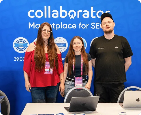 Członkowie zespołu Collaborator pozują na swoim firmowym stoisku podczas Digital Marketing Europe 2026.