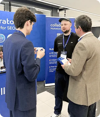 Przedstawiciel Collaborator rozmawia z uczestnikiem SERP Conf. Sofia 2026.