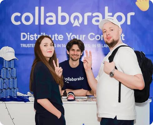 Trzech członków zespołu Collaborator pozuje na firmowym stoisku podczas SEO Mastery Summit 2025.